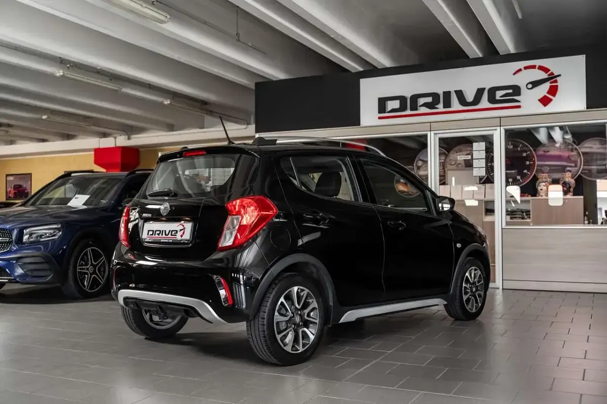 Usata Opel Karl Rocks 73 CV (53 kW) 2019 Nero Utilitaria