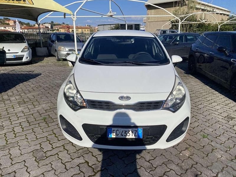 Usado Kia Rio LX 86 HP (63 kW) 2011 Branco Sedan