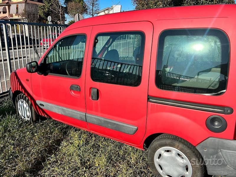 Usata Renault Kangoo Privilege 75 CV (55 kW) 2005 Rosso Monovolume