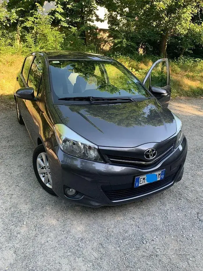 Usata Toyota Yaris Lounge 99 CV (72 kW) 2012 Marrone Utilitaria