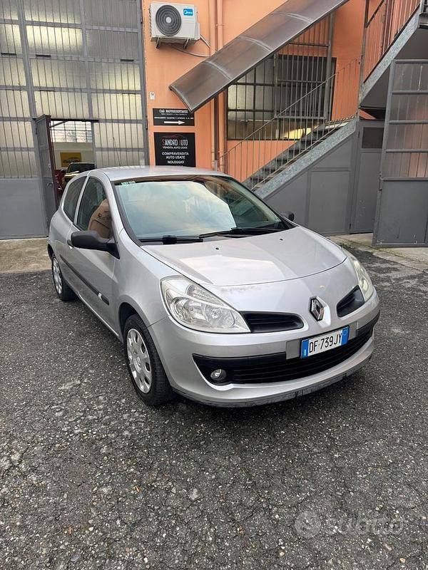 Usata Renault Clio II Dynamique 75 CV (55 kW) 2007 Grigio Berlina