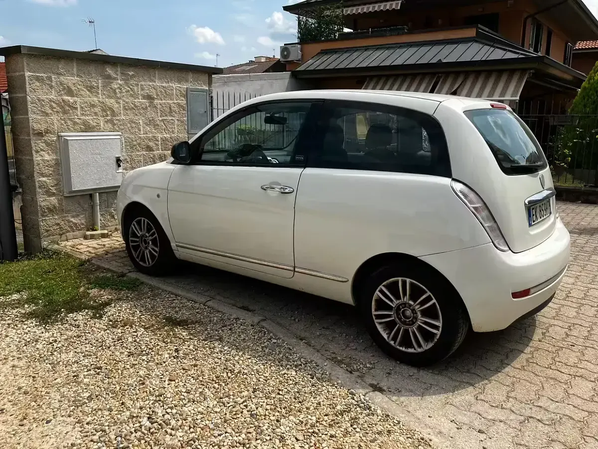 Usata Lancia Ypsilon 77 CV (56 kW) 2011 Bianco Utilitaria