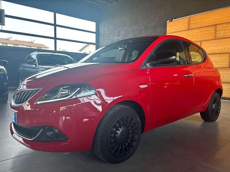 Usata Lancia Ypsilon Silver 69 CV (50 kW) 2023 Rosso Utilitaria