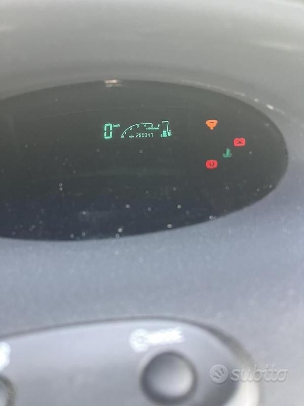 Usata Toyota Yaris 75 CV (55 kW) 2005 Grigio Utilitaria