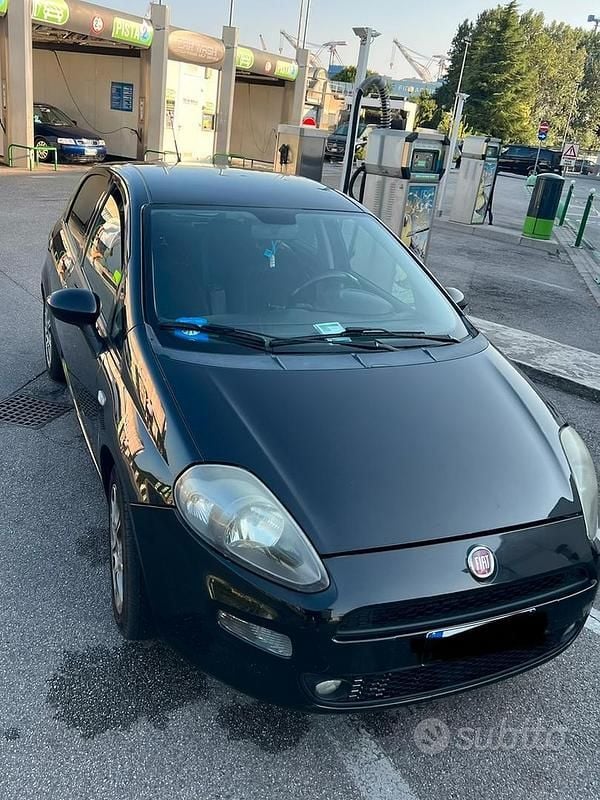 Usata Fiat Punto Lounge 69 CV (50 kW) 2017 Nero Berlina