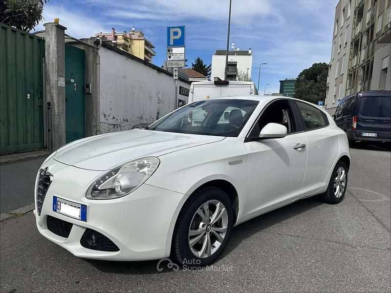 Usata Alfa Romeo Giulietta Distinctive 120 CV (88 kW) 2011 Bianco Utilitaria