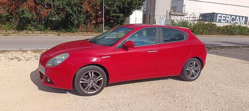 Rosso Usata 2013 Alfa Romeo Giulietta Distinctive Due volumi | 3500 € (Super prezzo) - Immagine 1/2