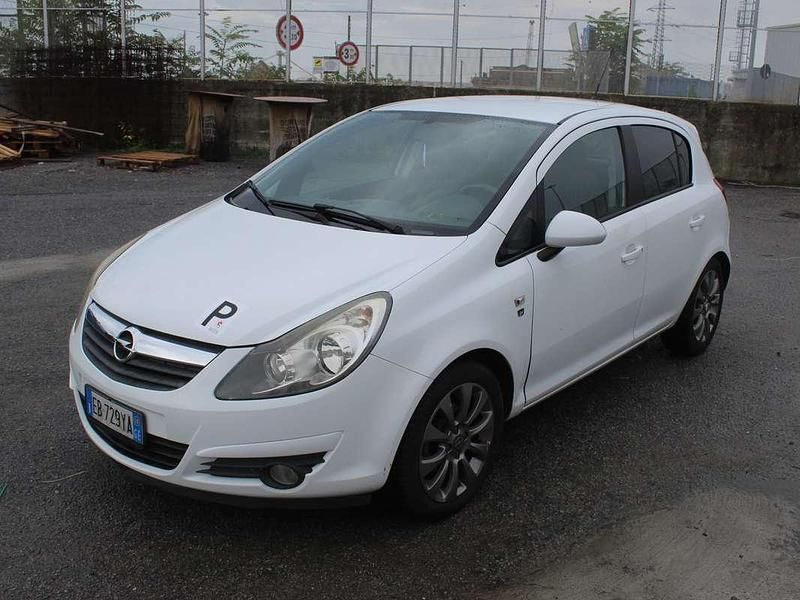 Bianco Usata 2010 Opel Corsa Edition Tre volumi | 4390 € (Buon prezzo) - Immagine 1/4
