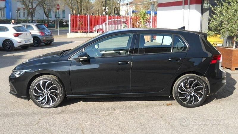 Usata VW Golf VIII Life 110 CV (80 kW) 2024 Nero Berlina