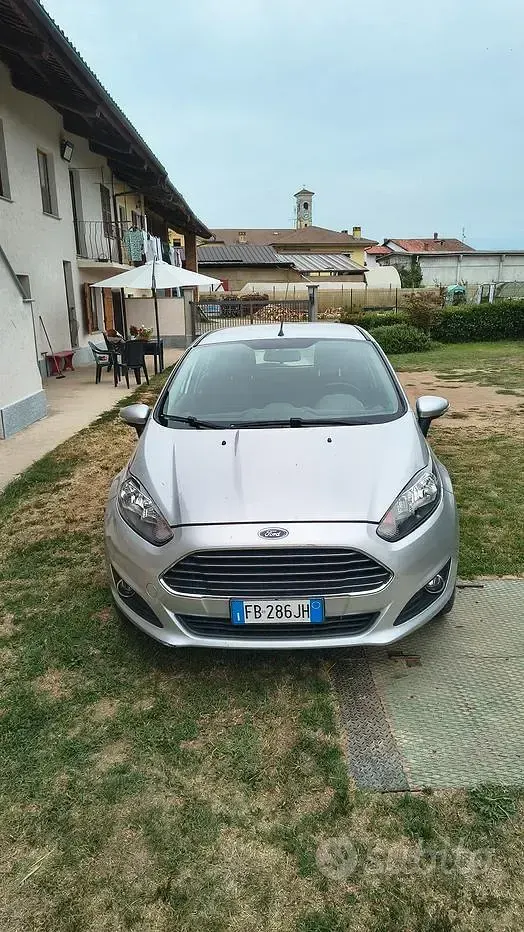 Usata Ford Fiesta 80 CV (58 kW) 2015 Grigio Utilitaria