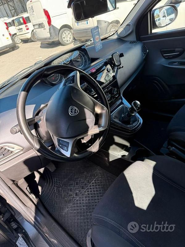 Usata Lancia Ypsilon 69 CV (50 kW) 2015 Grigio Utilitaria