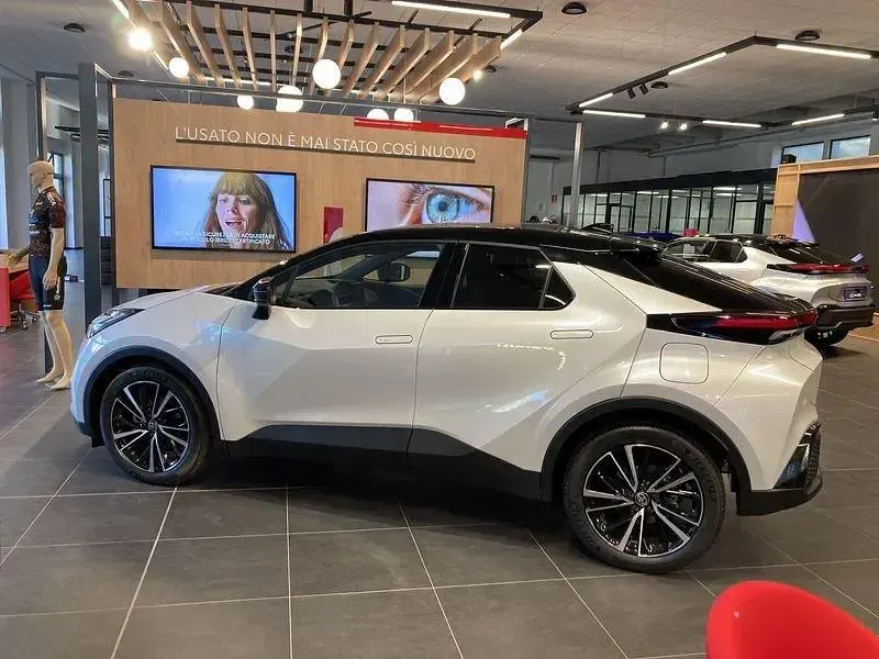 Usata Toyota C-HR Lounge 197 CV (144 kW) 2023 Bianco SUV
