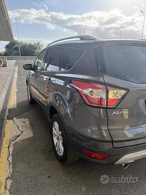 Usado Ford Kuga Titanium 150 CV (110 kW) 2018 Gris SUV