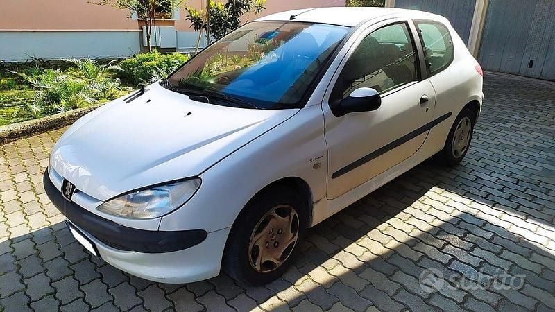 Usata Peugeot 206 68 CV (50 kW) 2002 Bianco Utilitaria