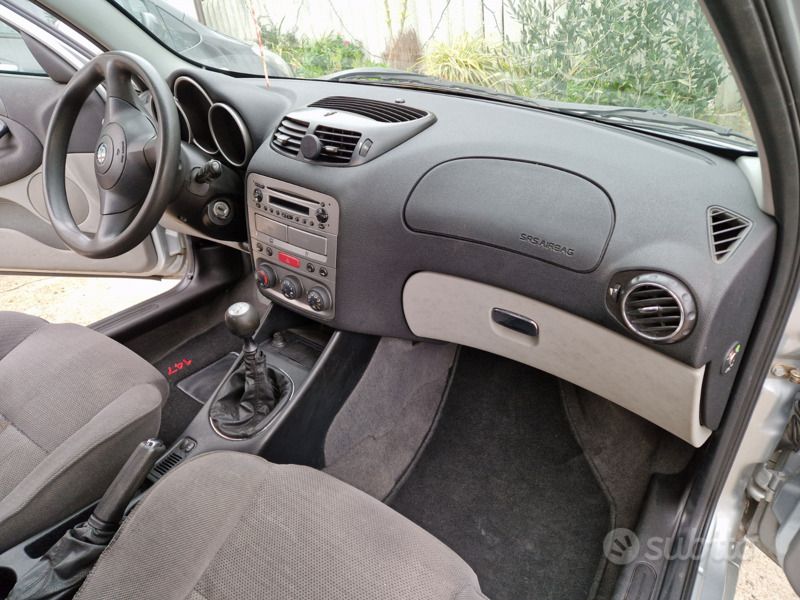 Occasion Alfa Romeo 147 Progression 116 PK (85 kW) 2002 Zilver Hatchback