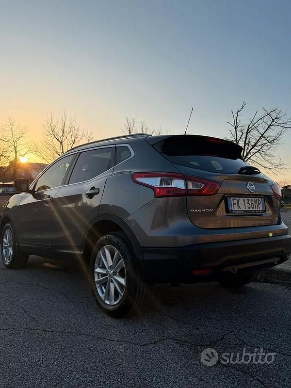 Usata Nissan Qashqai N-Connecta 131 CV (96 kW) 2017 Grigio SUV