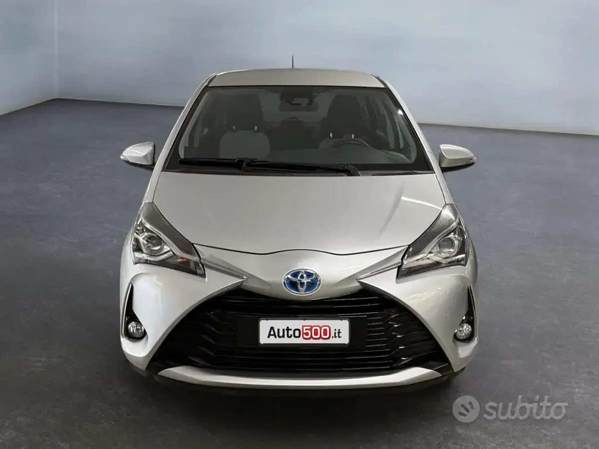 Usata Toyota Yaris Hybrid Active 73 CV (53 kW) 2018 Grigio Berlina