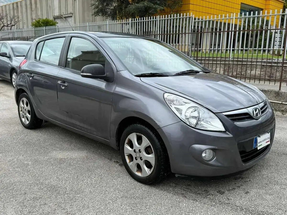 Usata Hyundai i20 Edition 75 CV (55 kW) 2011 Grigio Utilitaria