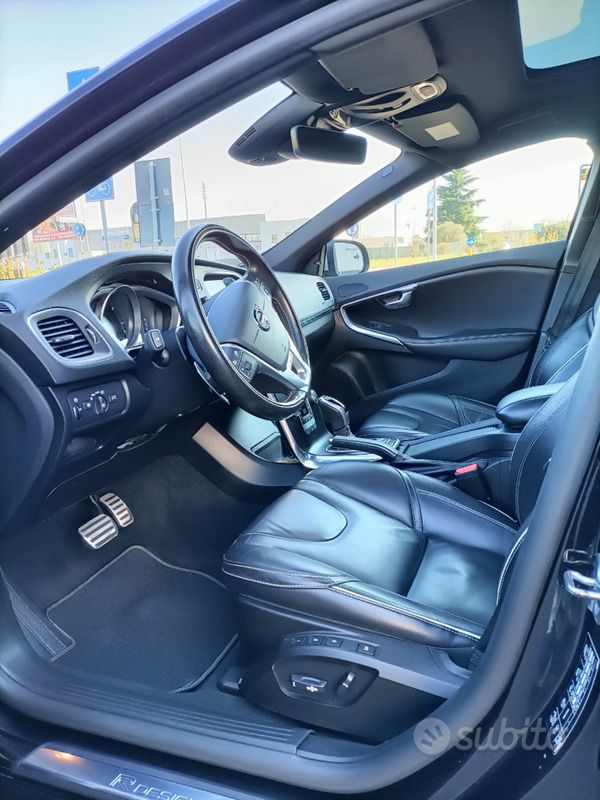 Usata Volvo V40 190 CV (139 kW) 2017 Nero Station wagon