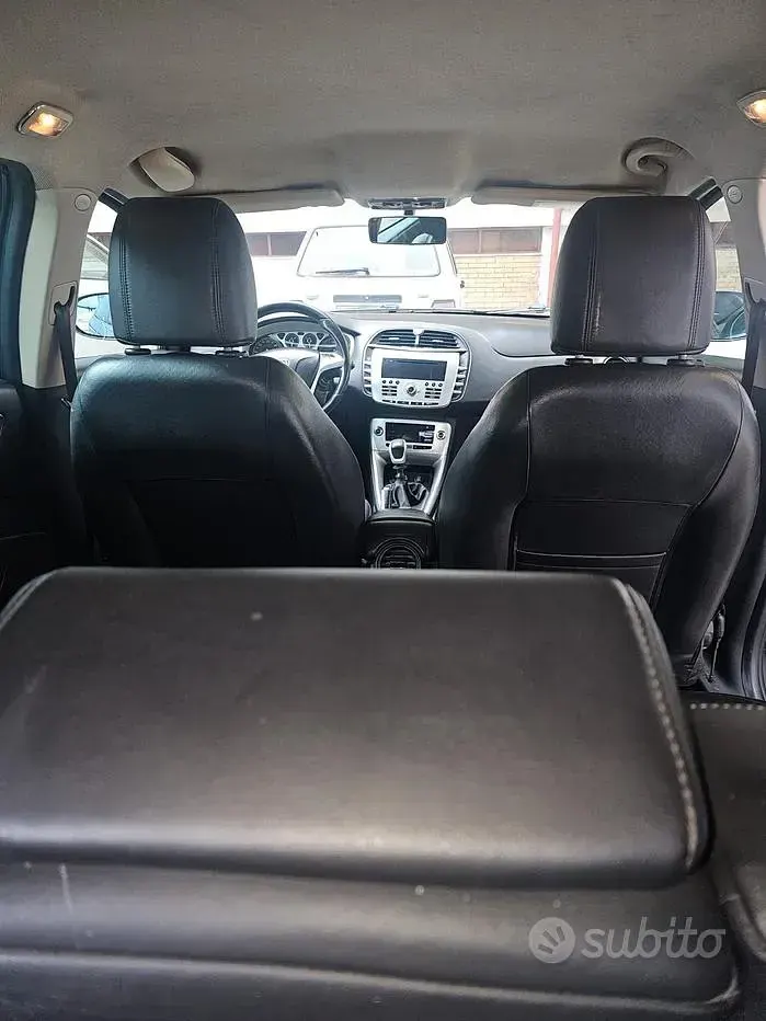 Usata Lancia Delta 120 CV (88 kW) 2013 Grigio Utilitaria