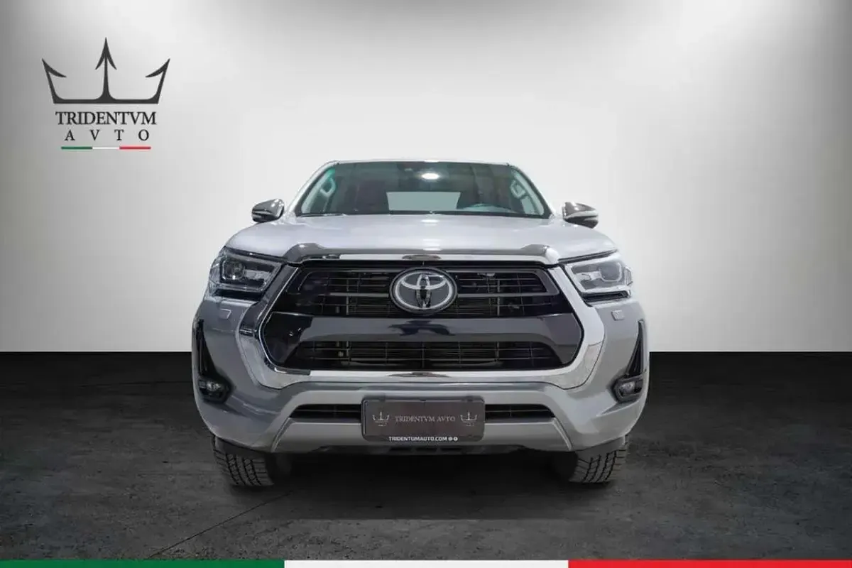 Usata Toyota HiLux Comfort 150 CV (110 kW) 2024 Argento Pick-up