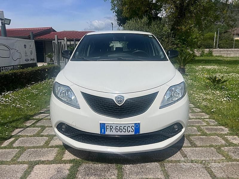 Usata Lancia Ypsilon Gold 69 CV (50 kW) 2018 Bianco Utilitaria