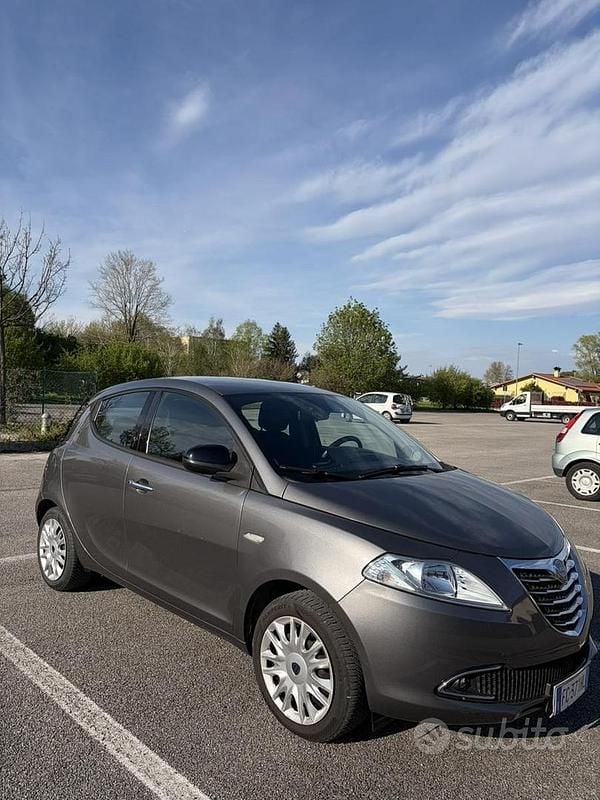 Usata Lancia Ypsilon Gold 69 CV (50 kW) 2013 Grigio Utilitaria