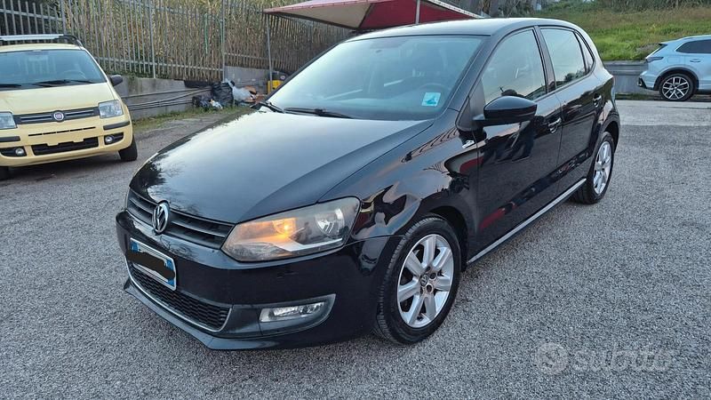 Nero Usata 2011 VW Polo Comfortline Tre volumi | 3900 € (Buon prezzo) - Immagine 1/4