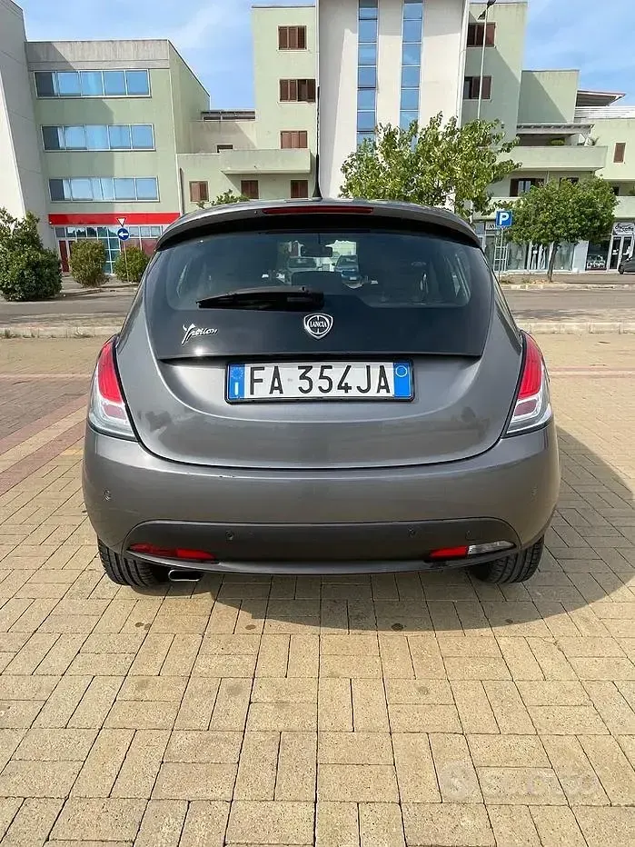 Usata Lancia Ypsilon 95 CV (69 kW) 2015 Grigio Utilitaria