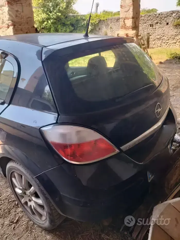 Usata Opel Astra 101 CV (74 kW) 2005 Nero Berlina