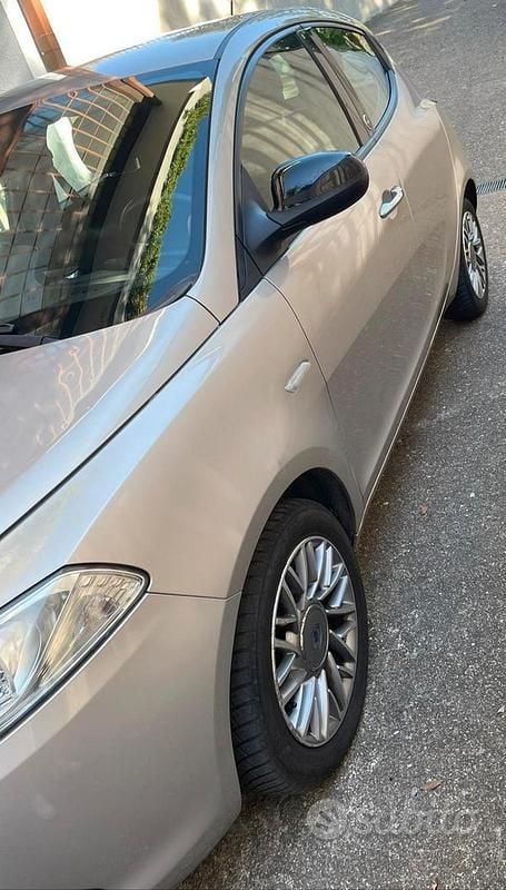 Usata Lancia Ypsilon 69 CV (50 kW) 2012 Grigio Utilitaria
