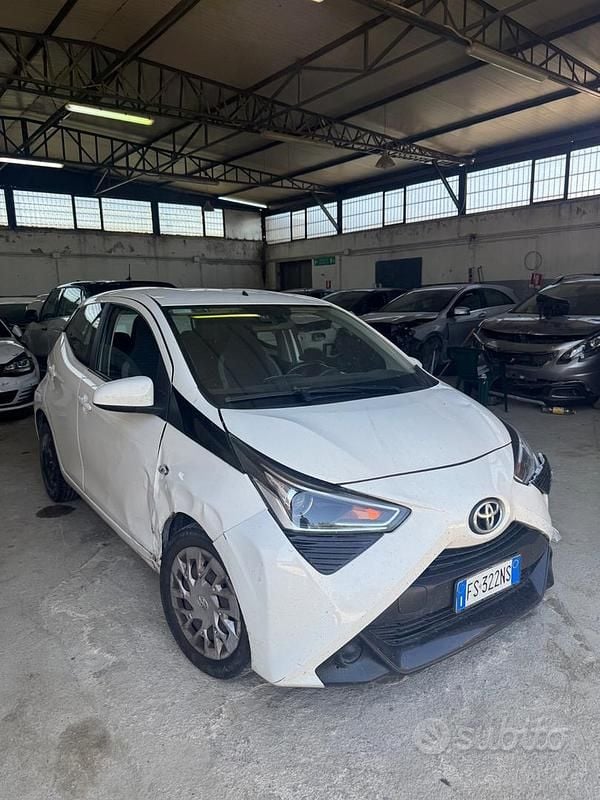 Usata Toyota Aygo Business Edition 69 CV (50 kW) 2018 Bianco Utilitaria