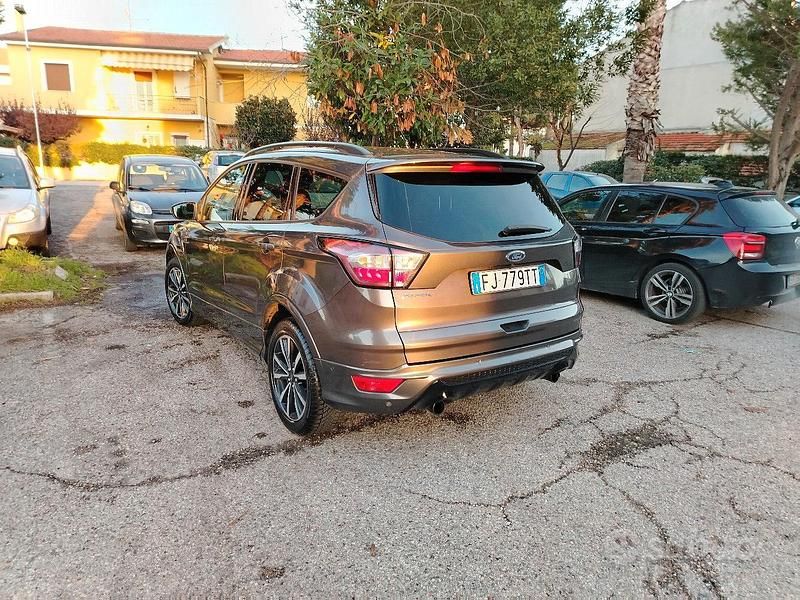 Usata Ford Kuga 120 CV (88 kW) 2017 Grigio SUV