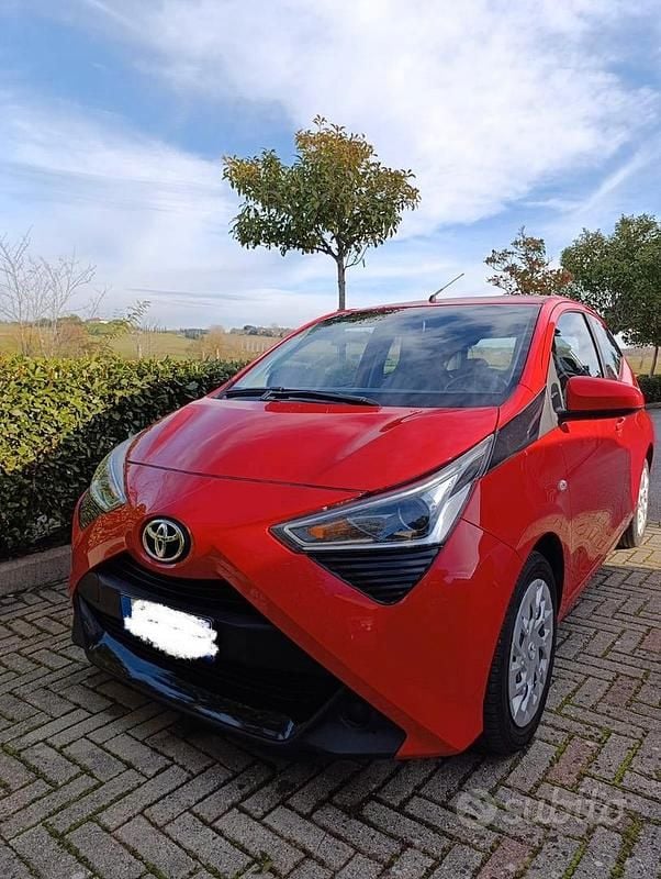 Rosso Usata 2021 Toyota Aygo Due volumi | 8800 € (Ottimo prezzo) - Immagine 1/4