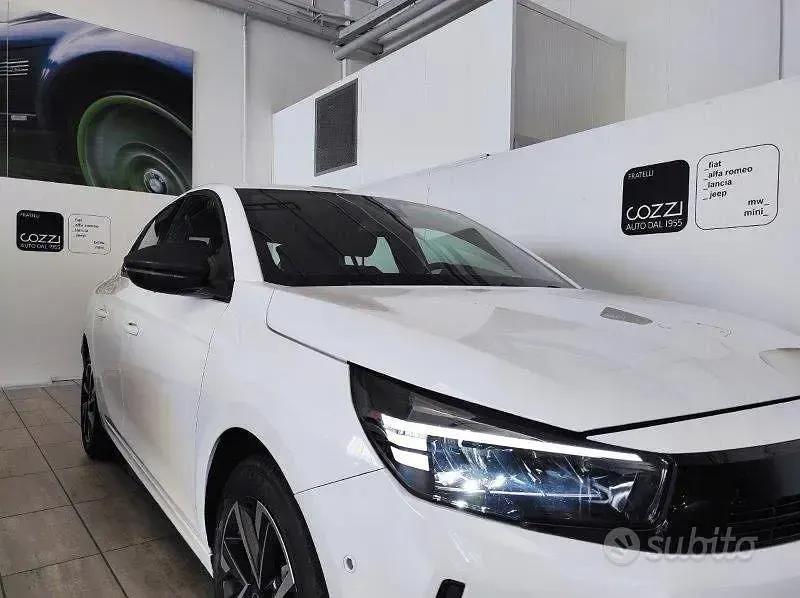 Usata Opel Corsa 101 CV (74 kW) 2025 Bianco Utilitaria