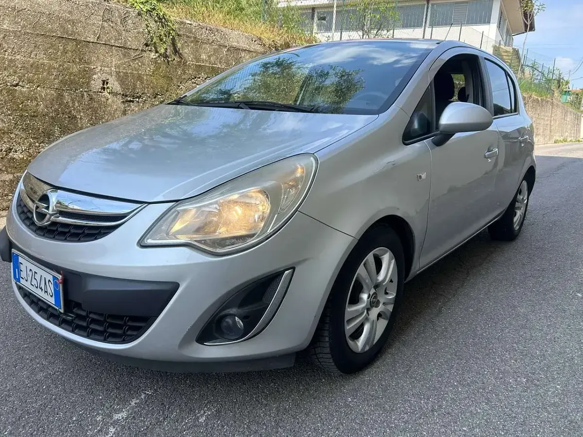 Usata Opel Corsa Edition 95 CV (69 kW) 2011 Argento Utilitaria
