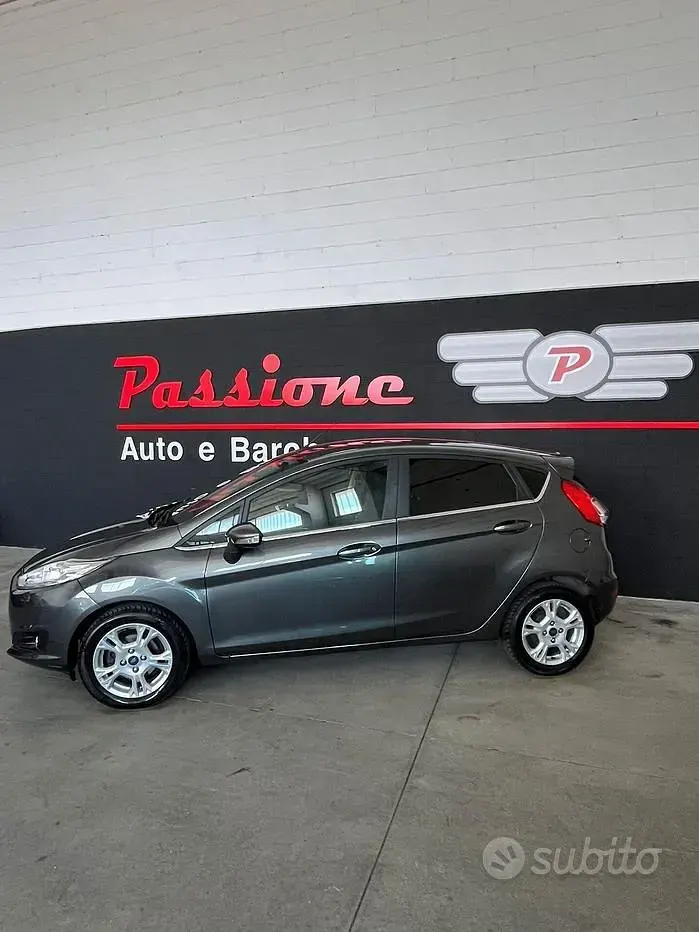 Usata Ford Fiesta 95 CV (69 kW) 2016 Grigio Utilitaria