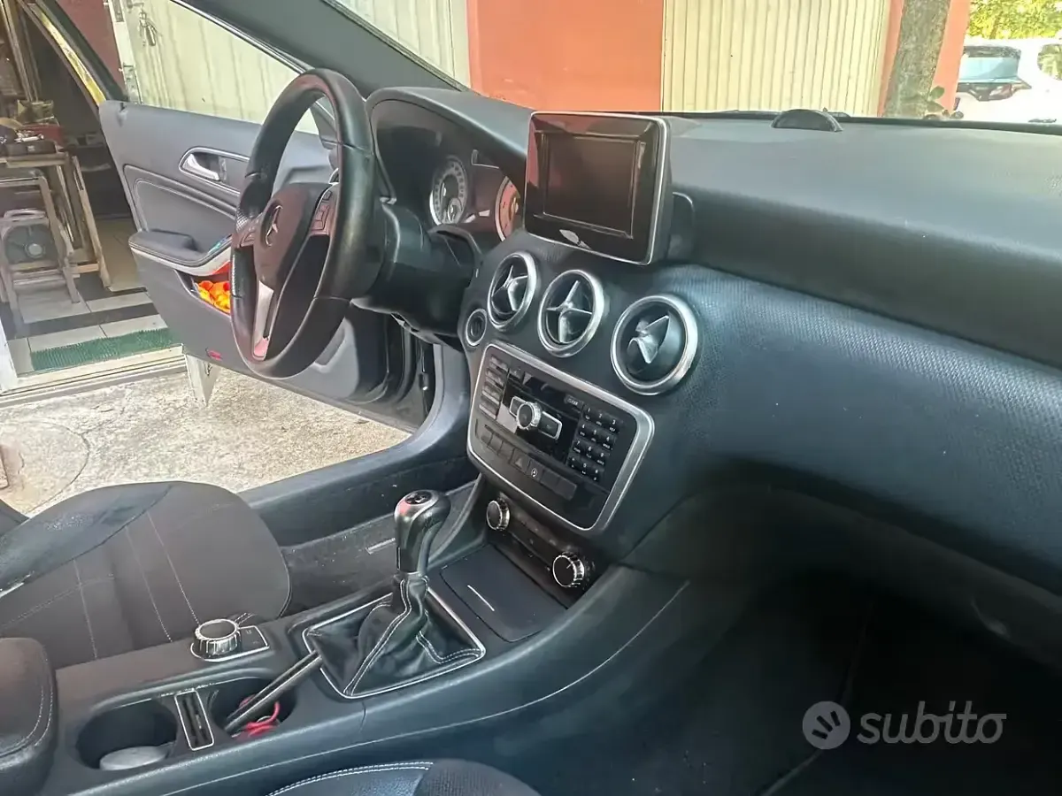 Usata Mercedes A180 109 CV (80 kW) 2015 Nero Utilitaria