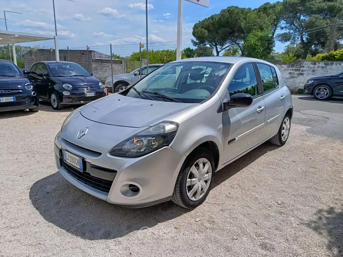 Usata Renault Clio II Dynamique 75 CV (55 kW) 2011 Argento Berlina