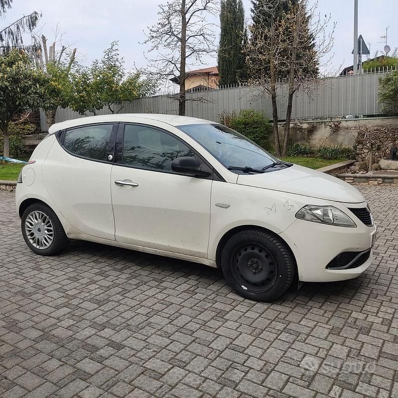 Usata Lancia Ypsilon 69 CV (50 kW) 2017 Bianco Utilitaria