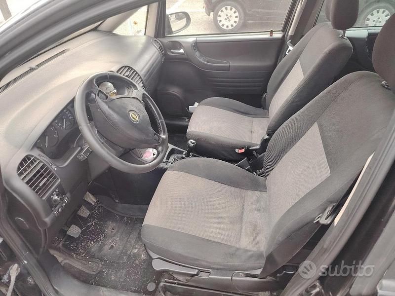 Usata Opel Zafira 200 CV (147 kW) 2005 Nero Monovolume