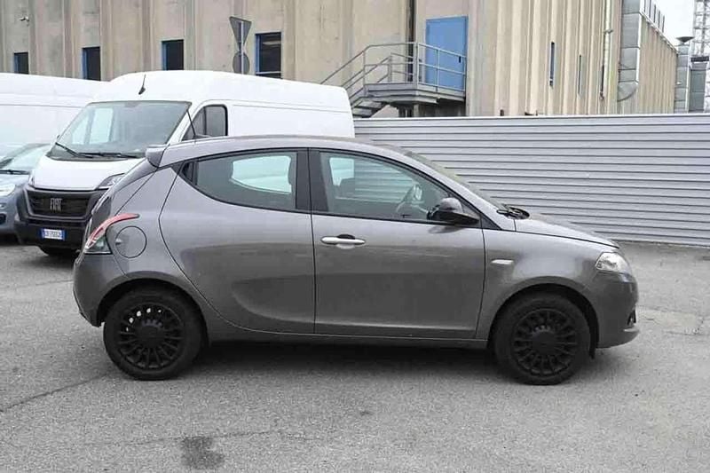 Usata Lancia Ypsilon Silver 69 CV (50 kW) 2023 Grigio Utilitaria