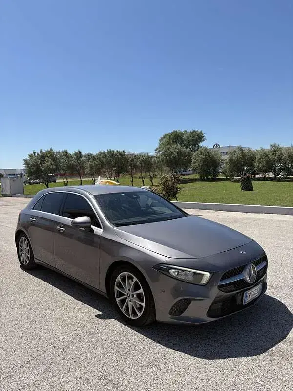 Käytetty Mercedes A180 Premium 116 HP (85 kW) 2018 Sedan