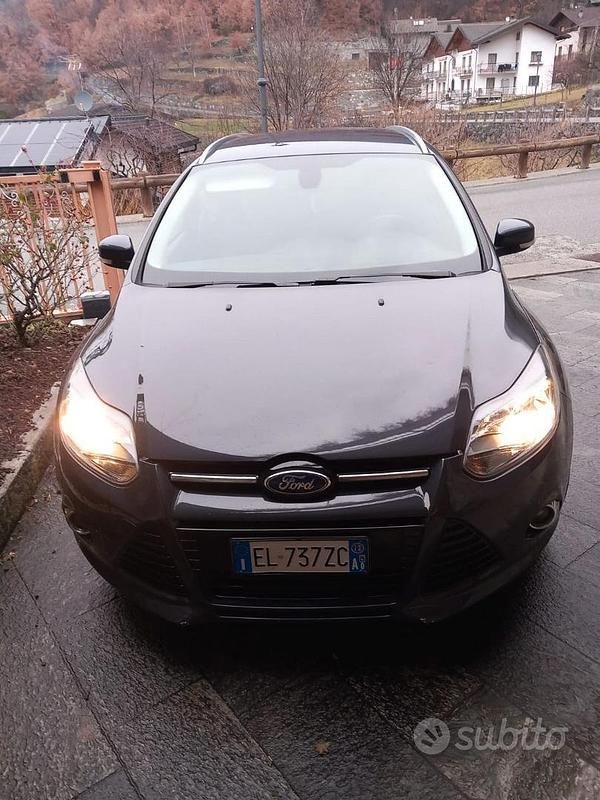 Usata Ford Focus Titanium 95 CV (69 kW) 2012 Blu Station wagon