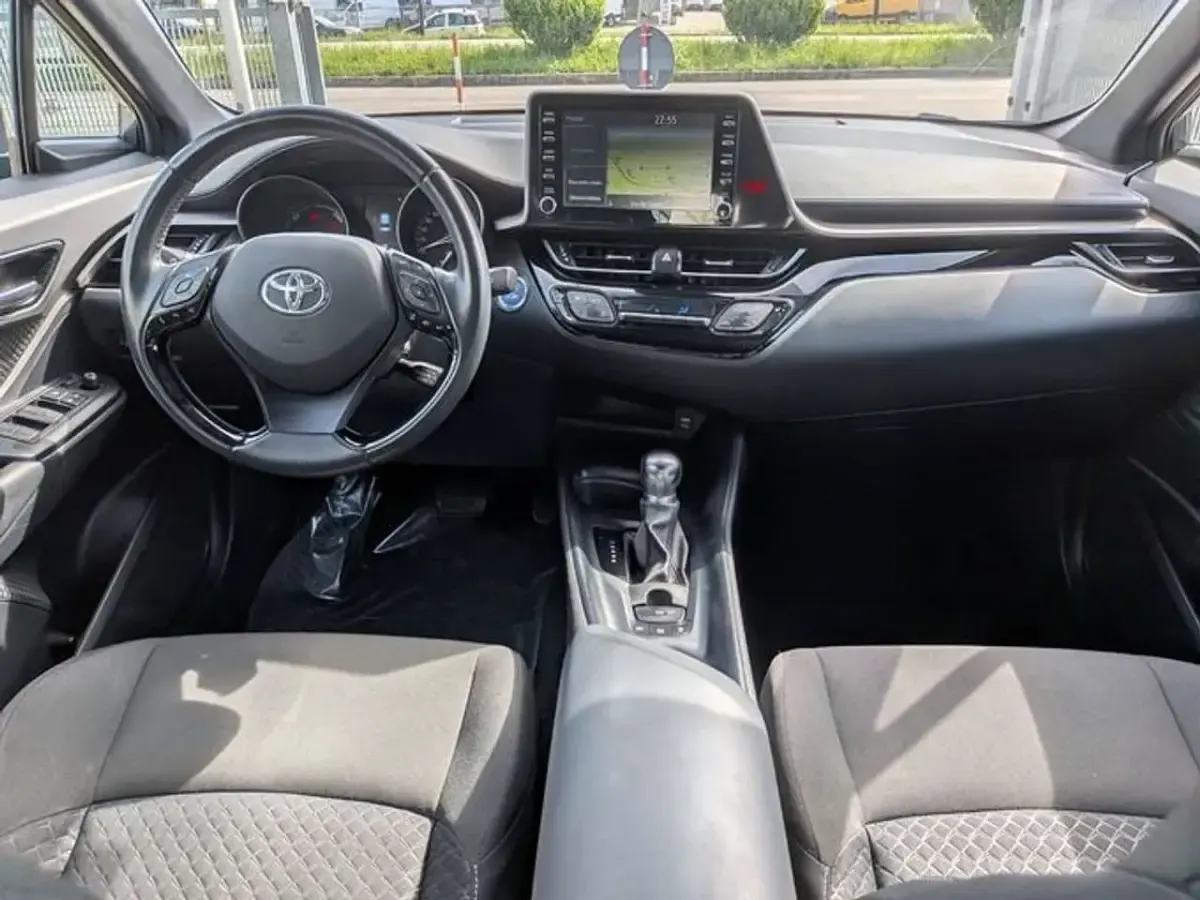 Usata Toyota C-HR BlackLine 98 CV (72 kW) 2022 Argento SUV