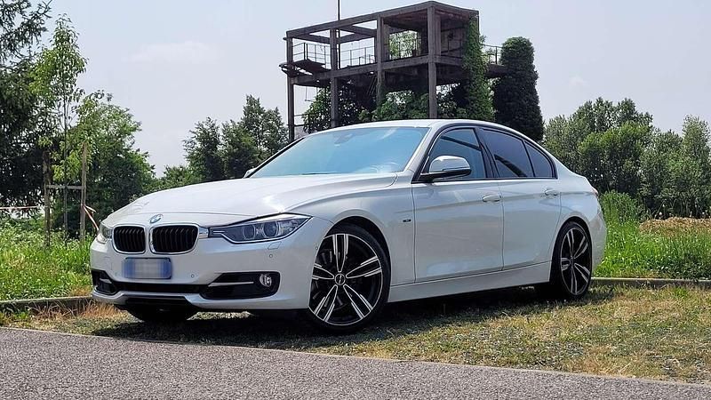 Bianco Usata 2012 BMW 328 Sport Line Tre volumi | 14.000 € - Immagine 1/4