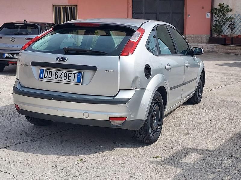 Usata Ford Focus 115 CV (84 kW) 2006 Grigio Berlina