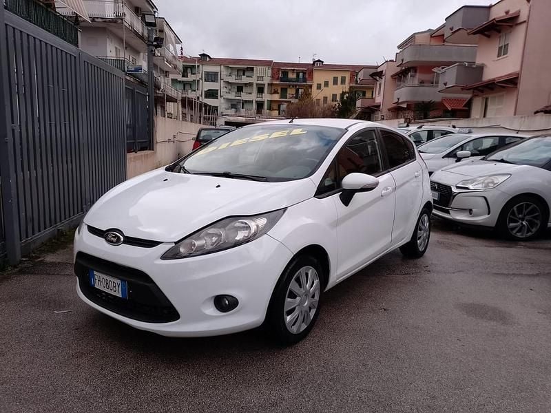 Bianco Usata 2011 Ford Fiesta Tre volumi | 3299 € (Ottimo prezzo) - Immagine 1/4