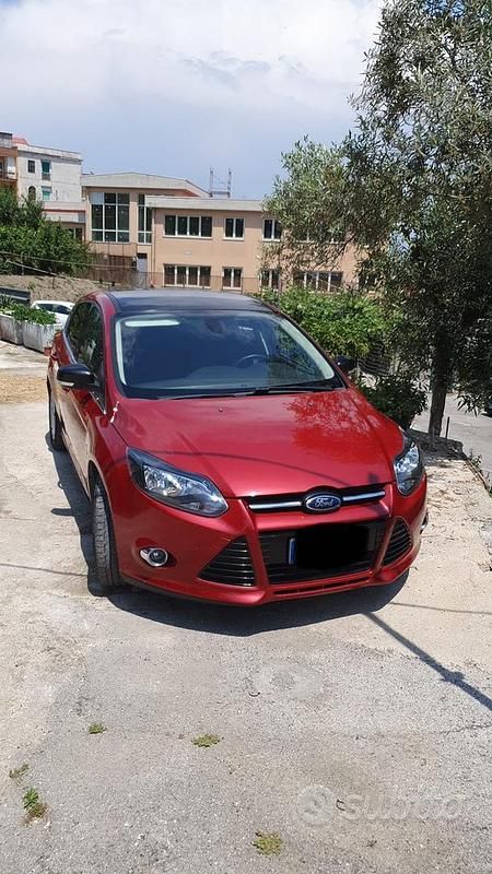 Begagnad Ford Focus 150 HK (110 kW) 2011 Röd Sedan