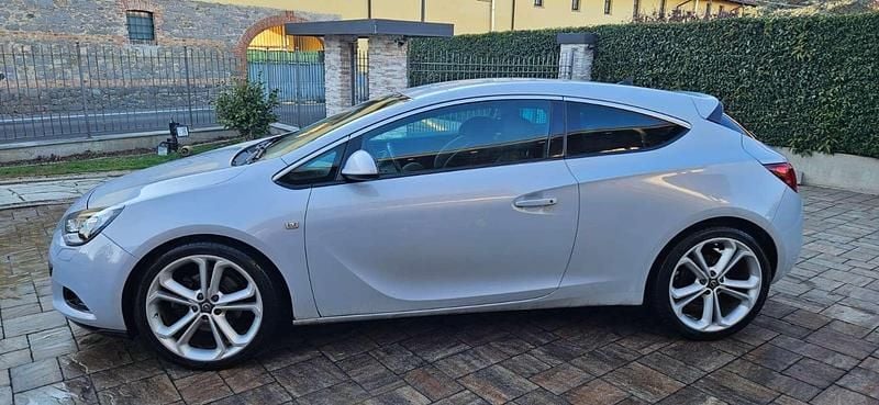 Usata 2012 Opel Astra GTC Cosmo Berlina | 4700 € (Buon prezzo) - Immagine 1/4